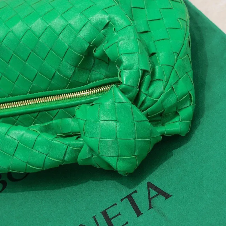 Batch 1460 BV Bottega Veneta 2022 Early Spring New Ladies Medium JODIE Handbag BV Bag 🔥The new method is to round the corners on the original basis and knot the round hobo bag with classic woven leather. The most iconic triangular pull-out design, using sheepskin draped soft shape, is super suitable for concave shapes~ Jodie feels really gentle to people, and is definitely the best item for daily matching. It has the same weave, new elements and twists, and is versatile. It is the new favorite of street style Internet celebrities! Size: 36*21*13 Model: 6697